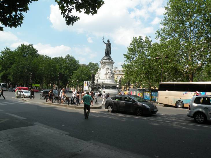  la statue de la place de la République